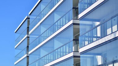 Kentsel konut binasının modern mimarisi. Apartmanın dış tarafı, apartman cephesi..