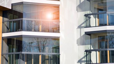 Kentsel konut binasının modern mimarisi. Apartmanın dış tarafı, apartman cephesi..