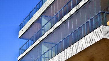 Kentsel konut binasının modern mimarisi. Apartmanın dış tarafı, apartman cephesi..
