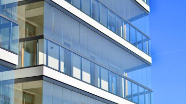 Kentsel konut binasının modern mimarisi. Apartmanın dış tarafı, apartman cephesi..