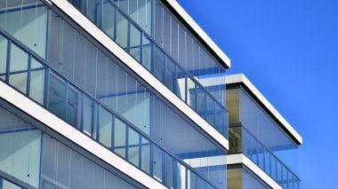 Kentsel konut binasının modern mimarisi. Apartmanın dış tarafı, apartman cephesi..