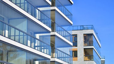 Kentsel konut binasının modern mimarisi. Apartmanın dış tarafı, apartman cephesi..