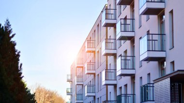 Kentsel konut binasının modern mimarisi. Apartmanın dış tarafı, apartman cephesi..
