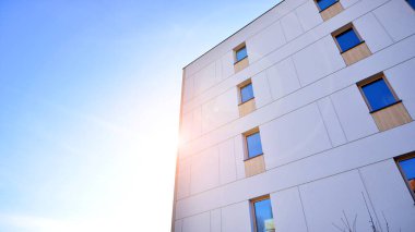 Kentsel konut binasının modern mimarisi. Apartmanın dış tarafı, apartman cephesi..