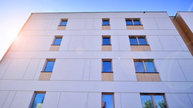 Kentsel konut binasının modern mimarisi. Apartmanın dış tarafı, apartman cephesi..