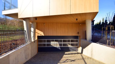 Eşsiz bir mimari çözümü olan bir apartman. Beyaz cepheli ve yüksek beton sütunların üzerinde duran modern bir yerleşim yeri..