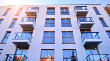 Kentsel konut binasının modern mimarisi. Apartmanın dış tarafı, apartman cephesi..