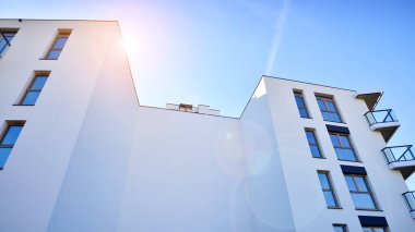 Kentsel konut binasının modern mimarisi. Apartmanın dış tarafı, apartman cephesi..