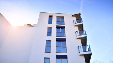 Kentsel konut binasının modern mimarisi. Apartmanın dış tarafı, apartman cephesi..