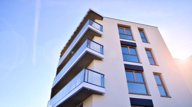 Kentsel konut binasının modern mimarisi. Apartmanın dış tarafı, apartman cephesi..