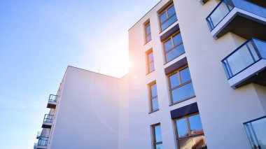 Kentsel konut binasının modern mimarisi. Apartmanın dış tarafı, apartman cephesi..