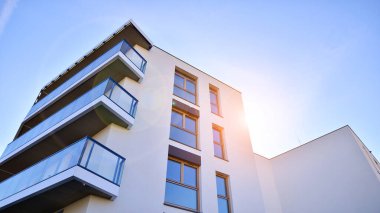 Kentsel konut binasının modern mimarisi. Apartmanın dış tarafı, apartman cephesi..