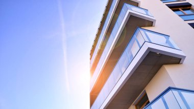 Kentsel konut binasının modern mimarisi. Apartmanın dış tarafı, apartman cephesi..