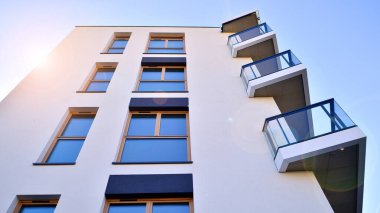 Kentsel konut binasının modern mimarisi. Apartmanın dış tarafı, apartman cephesi..