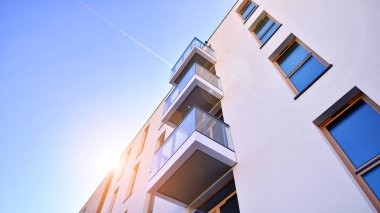 Kentsel konut binasının modern mimarisi. Apartmanın dış tarafı, apartman cephesi..