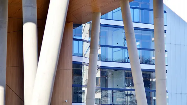 Eşsiz bir mimari çözümü olan bir apartman. Beyaz cepheli ve yüksek beton sütunların üzerinde duran modern bir yerleşim yeri..