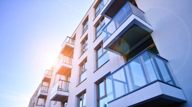 Kentsel konut binasının modern mimarisi. Apartmanın dış tarafı, apartman cephesi..