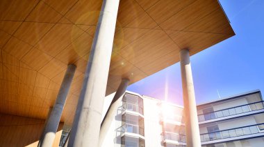 Eşsiz bir mimari çözümü olan bir apartman. Beyaz cepheli ve yüksek beton sütunların üzerinde duran modern bir yerleşim yeri..