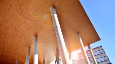 Eşsiz bir mimari çözümü olan bir apartman. Beyaz cepheli ve yüksek beton sütunların üzerinde duran modern bir yerleşim yeri..