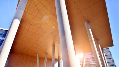 Eşsiz bir mimari çözümü olan bir apartman. Beyaz cepheli ve yüksek beton sütunların üzerinde duran modern bir yerleşim yeri..