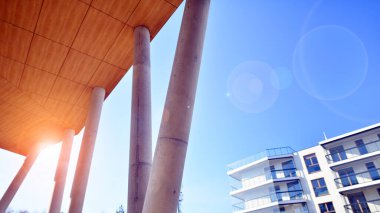 Eşsiz bir mimari çözümü olan bir apartman. Beyaz cepheli ve yüksek beton sütunların üzerinde duran modern bir yerleşim yeri..