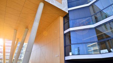 Eşsiz bir mimari çözümü olan bir apartman. Beyaz cepheli ve yüksek beton sütunların üzerinde duran modern bir yerleşim yeri..