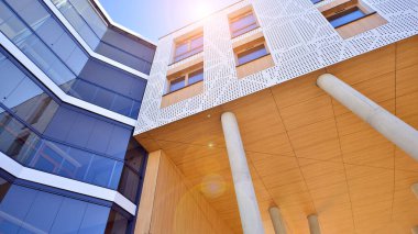 Eşsiz bir mimari çözümü olan bir apartman. Beyaz cepheli ve yüksek beton sütunların üzerinde duran modern bir yerleşim yeri..