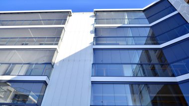 Kentsel konut binasının modern mimarisi. Apartmanın dış tarafı, apartman cephesi..