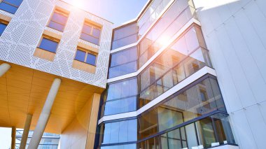 Eşsiz bir mimari çözümü olan bir apartman. Beyaz cepheli ve yüksek beton sütunların üzerinde duran modern bir yerleşim yeri..