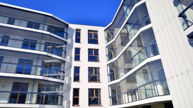 Kentsel konut binasının modern mimarisi. Apartmanın dış tarafı, apartman cephesi..