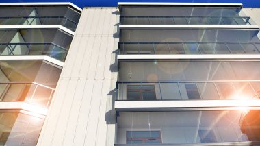 Kentsel konut binasının modern mimarisi. Apartmanın dış tarafı, apartman cephesi..