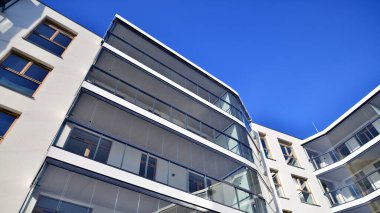 Kentsel konut binasının modern mimarisi. Apartmanın dış tarafı, apartman cephesi..