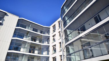 Kentsel konut binasının modern mimarisi. Apartmanın dış tarafı, apartman cephesi..