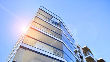 Kentsel konut binasının modern mimarisi. Apartmanın dış tarafı, apartman cephesi..