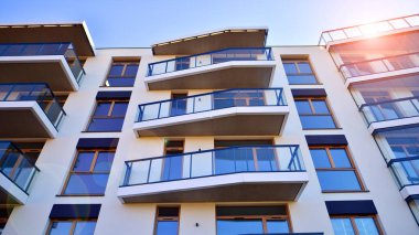 Kentsel konut binasının modern mimarisi. Apartmanın dış tarafı, apartman cephesi..