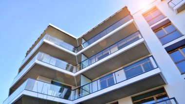 Kentsel konut binasının modern mimarisi. Apartmanın dış tarafı, apartman cephesi..