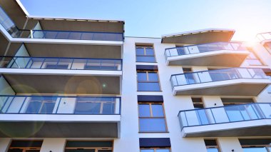 Kentsel konut binasının modern mimarisi. Apartmanın dış tarafı, apartman cephesi..