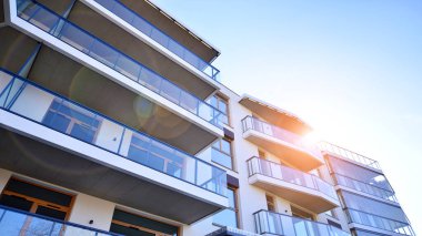 Kentsel konut binasının modern mimarisi. Apartmanın dış tarafı, apartman cephesi..