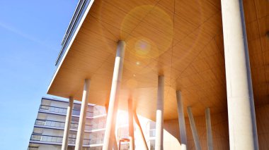 Eşsiz bir mimari çözümü olan bir apartman. Beyaz cepheli ve yüksek beton sütunların üzerinde duran modern bir yerleşim yeri..