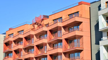 Kentsel konut binasının modern mimarisi. Apartmanın dış tarafı, apartman cephesi..