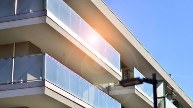 Kentsel konut binasının modern mimarisi. Apartmanın dış tarafı, apartman cephesi..