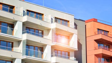 Kentsel konut binasının modern mimarisi. Apartmanın dış tarafı, apartman cephesi..