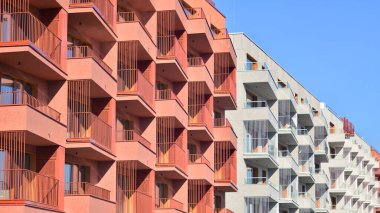 Kentsel konut binasının modern mimarisi. Apartmanın dış tarafı, apartman cephesi..