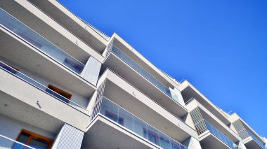 Kentsel konut binasının modern mimarisi. Apartmanın dış tarafı, apartman cephesi..