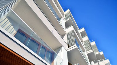 Kentsel konut binasının modern mimarisi. Apartmanın dış tarafı, apartman cephesi..