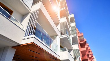 Kentsel konut binasının modern mimarisi. Apartmanın dış tarafı, apartman cephesi..