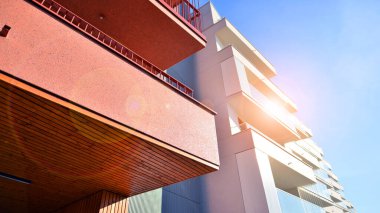 Kentsel konut binasının modern mimarisi. Apartmanın dış tarafı, apartman cephesi..