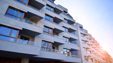 Kentsel konut binasının modern mimarisi. Apartmanın dış tarafı, apartman cephesi..