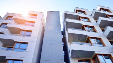 Kentsel konut binasının modern mimarisi. Apartmanın dış tarafı, apartman cephesi..