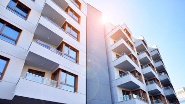 Kentsel konut binasının modern mimarisi. Apartmanın dış tarafı, apartman cephesi..